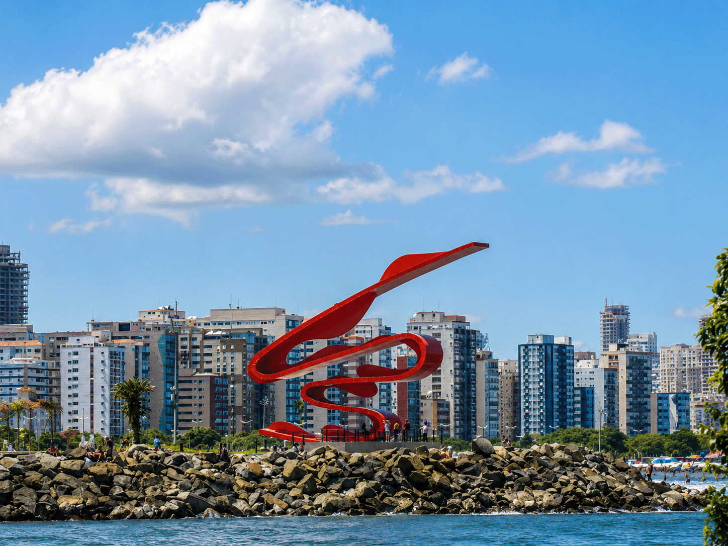 Monumento de Tomie Ohtake na orla de Santos
